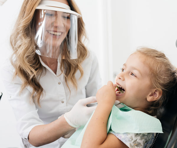 Stomatolog i dijete pacijent